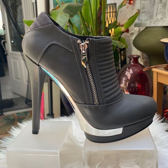 🖤🖤GREY N SILVER ANKLE BOOTIES🖤🖤